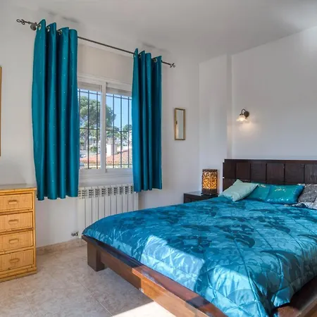 Vela, Casa Con Piscina Privada A Pocos Metros De La Playa