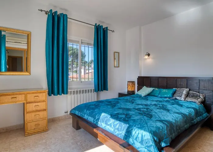 Vela, Casa Con Piscina Privada A Pocos Metros De La Playa